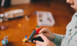 toddler's playing building block toys